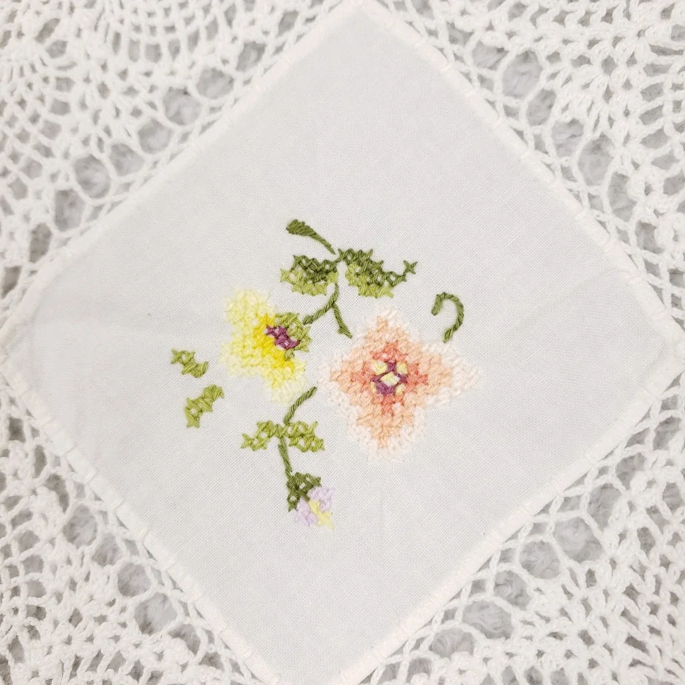 Vintage Ivory Crochet Lace Table Runner Floral Hand Embroidered Scalloped 15x34